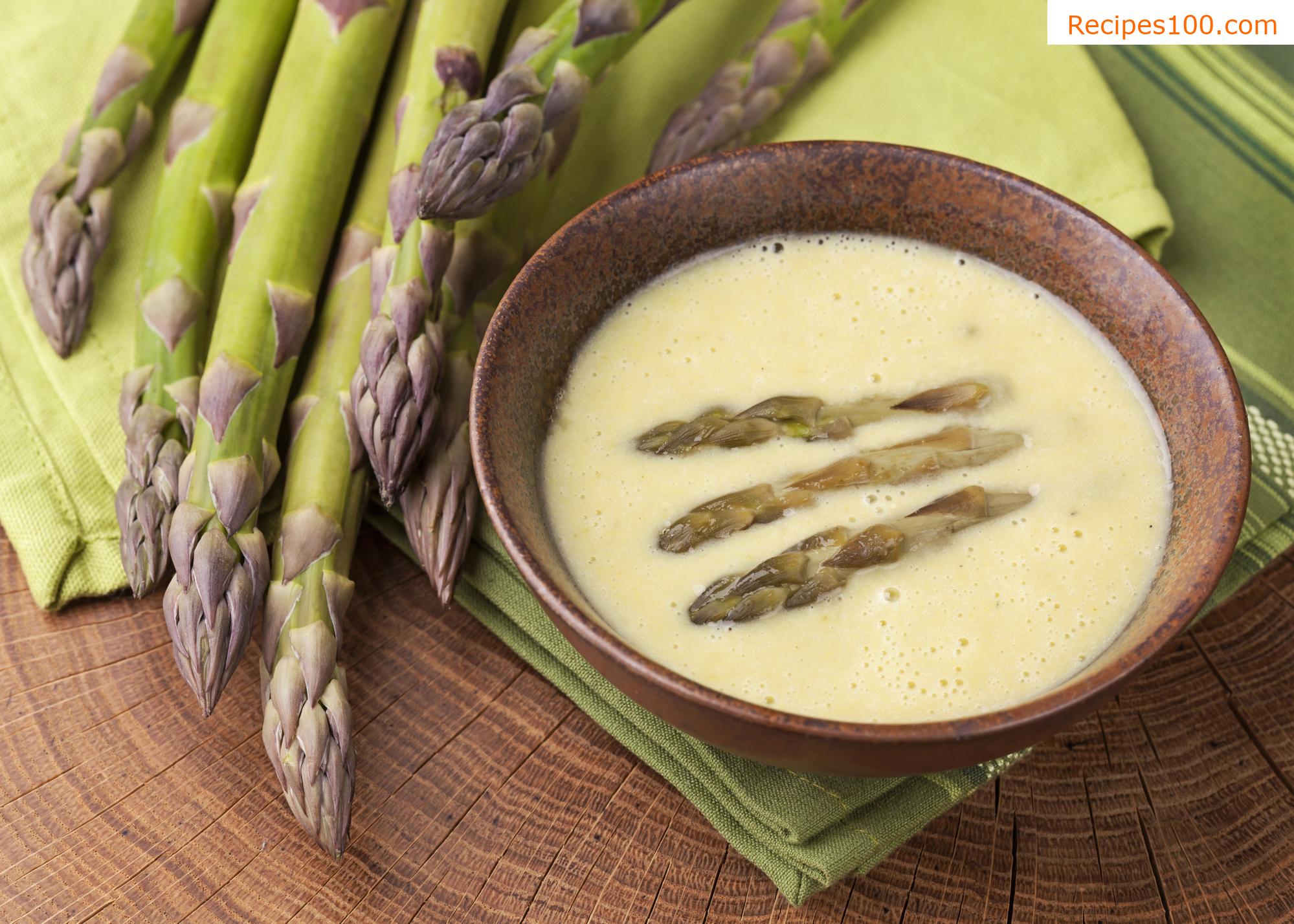 Asparagus soup with croutons