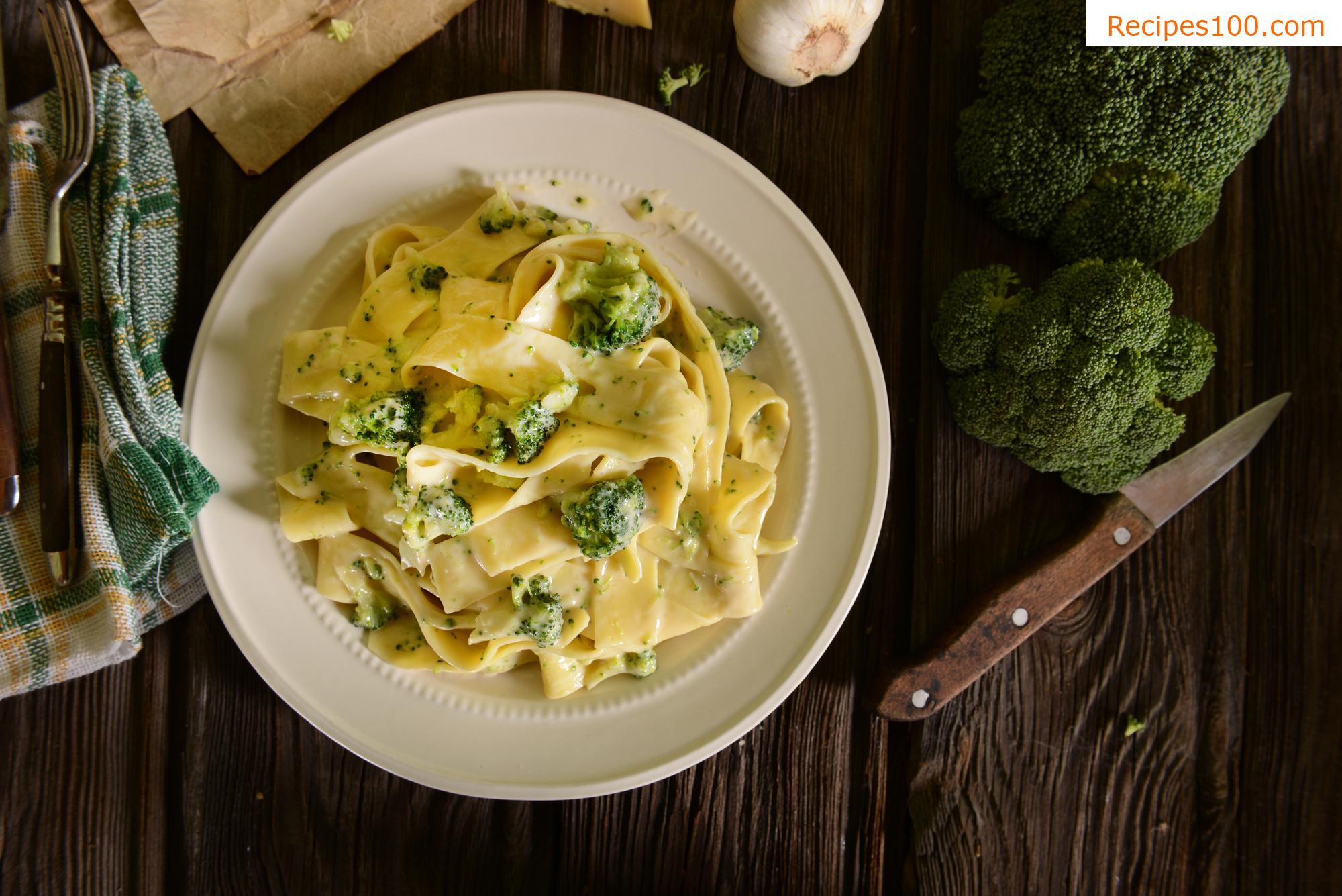 Baked pasta with broccoli and cheese
