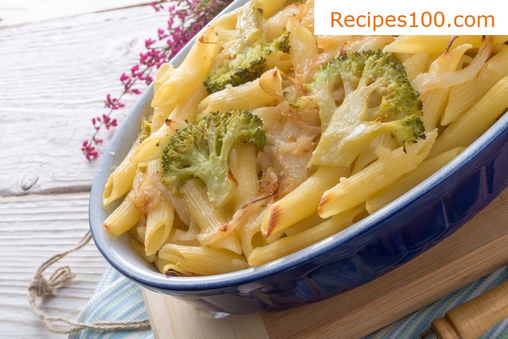 Baked pasta with ham and broccoli