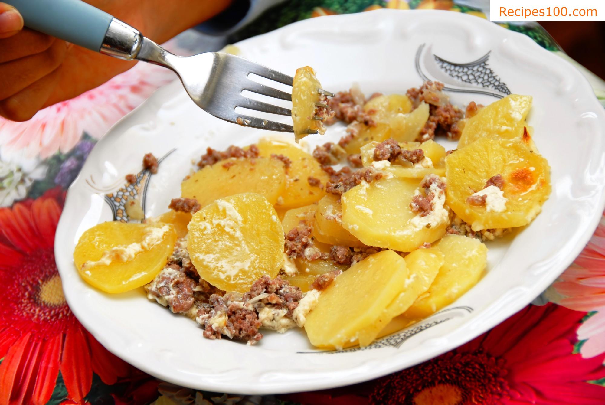 Baked potatoes with ground meat