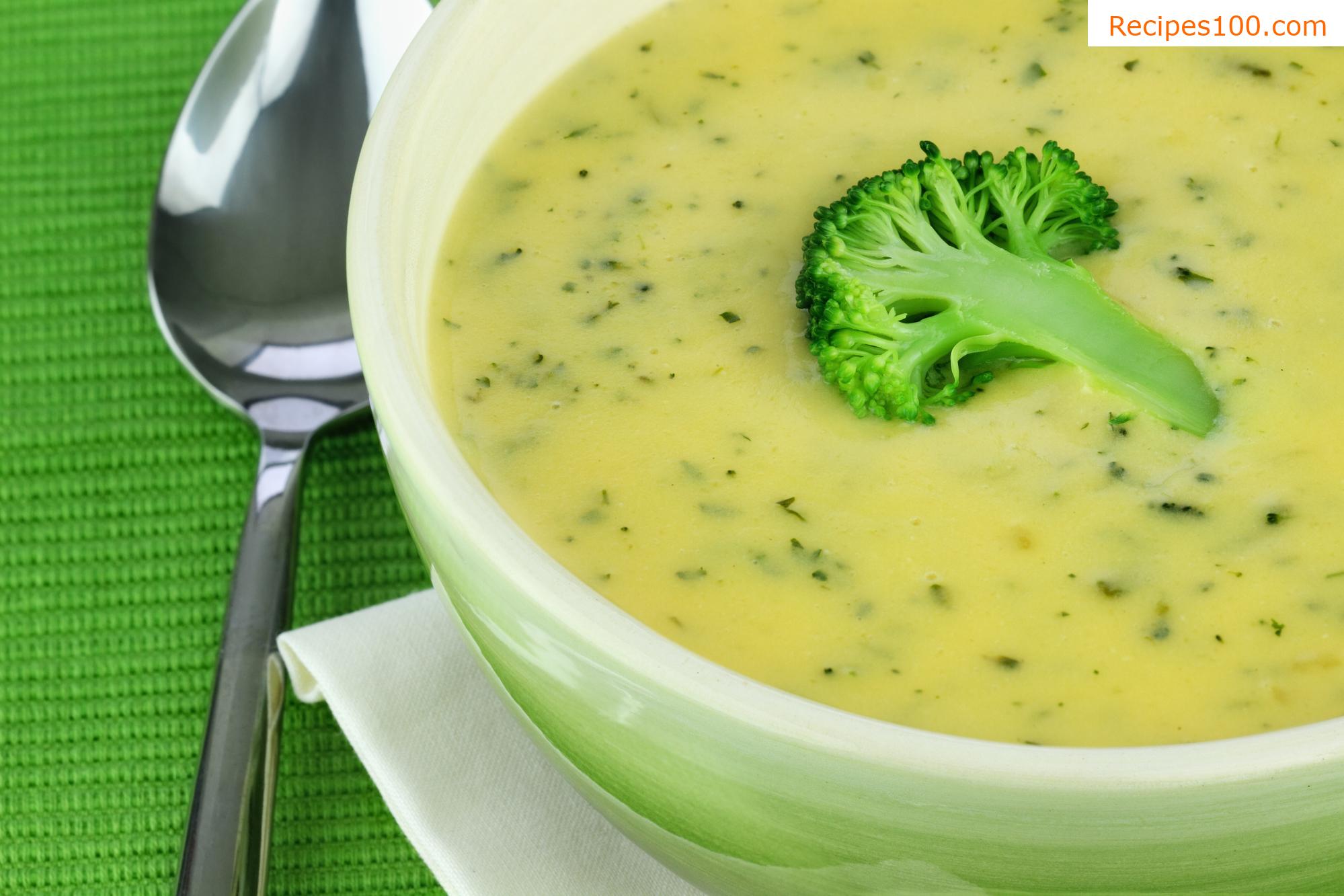 Broccoli soup with blue cheese