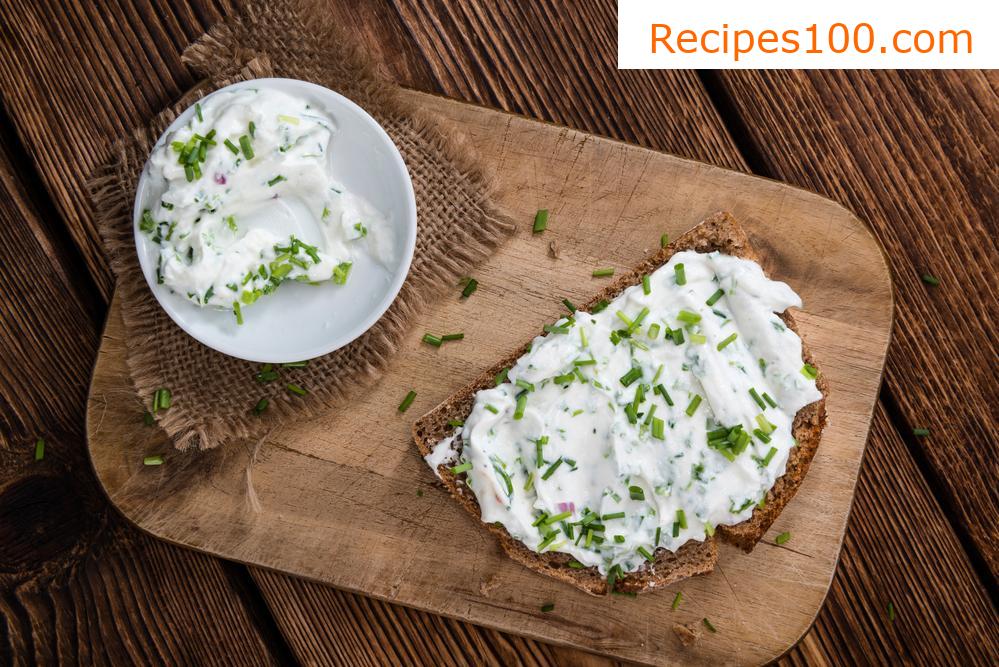 Cottage cheese and garlic spread with cheese