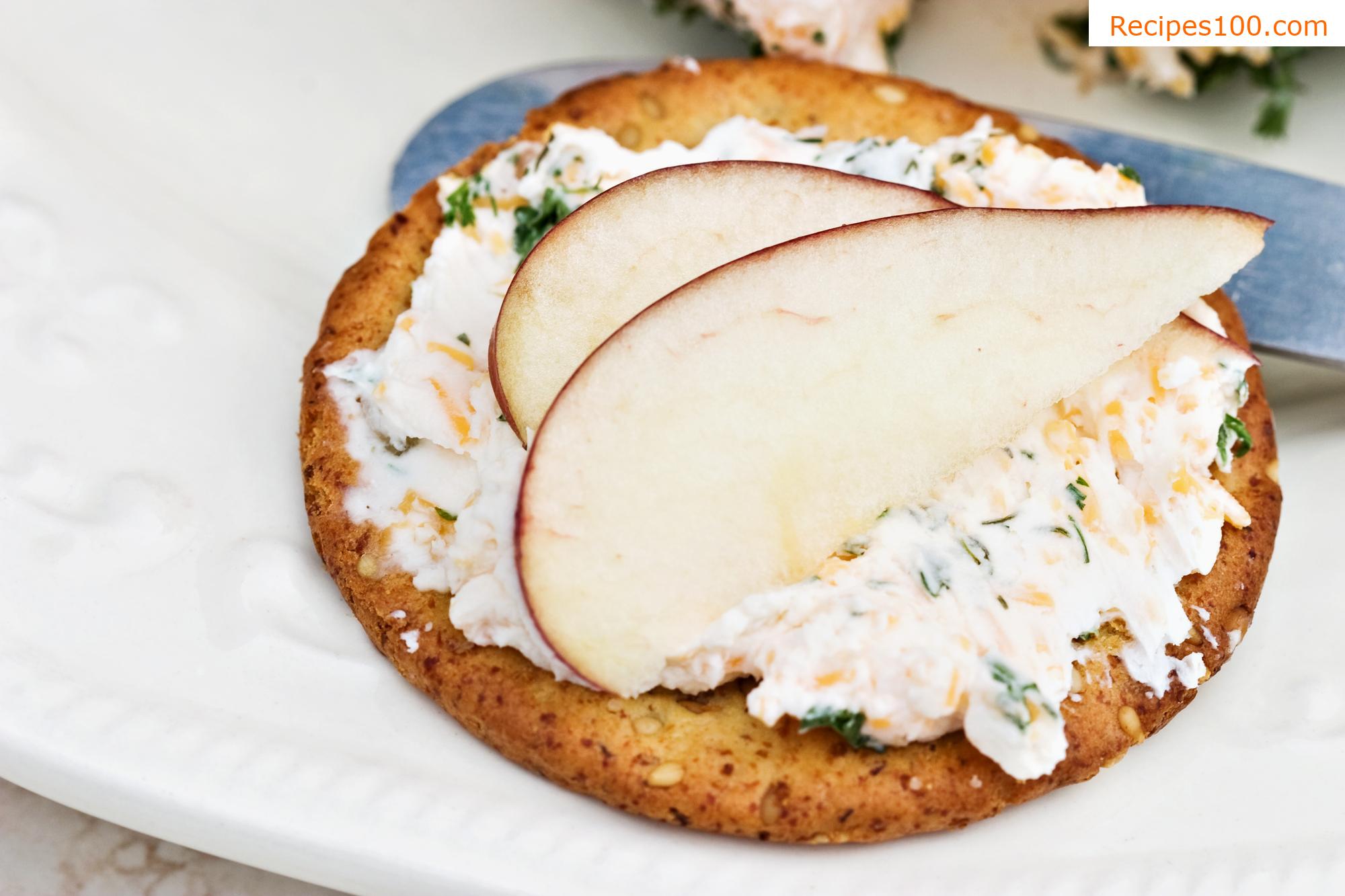 Cottage cheese spread with apple