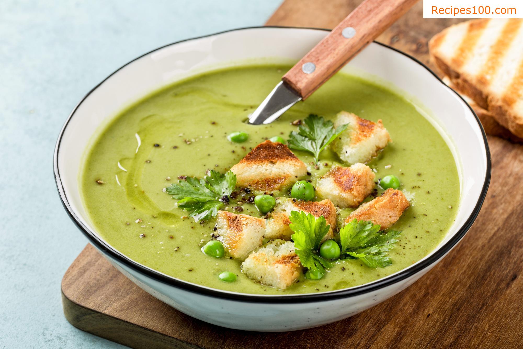 Creamy pea soup with mint