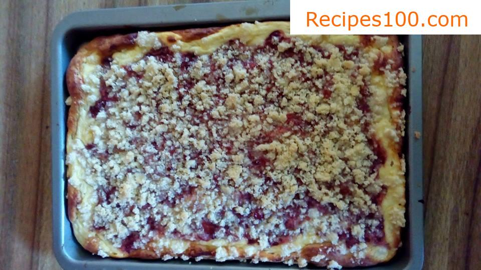 Currant cake with cottage cheese and crumble