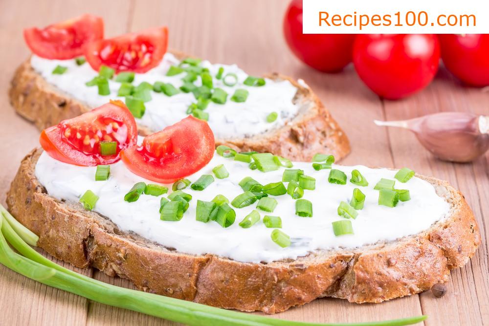 Egg spread with cheese and garlic