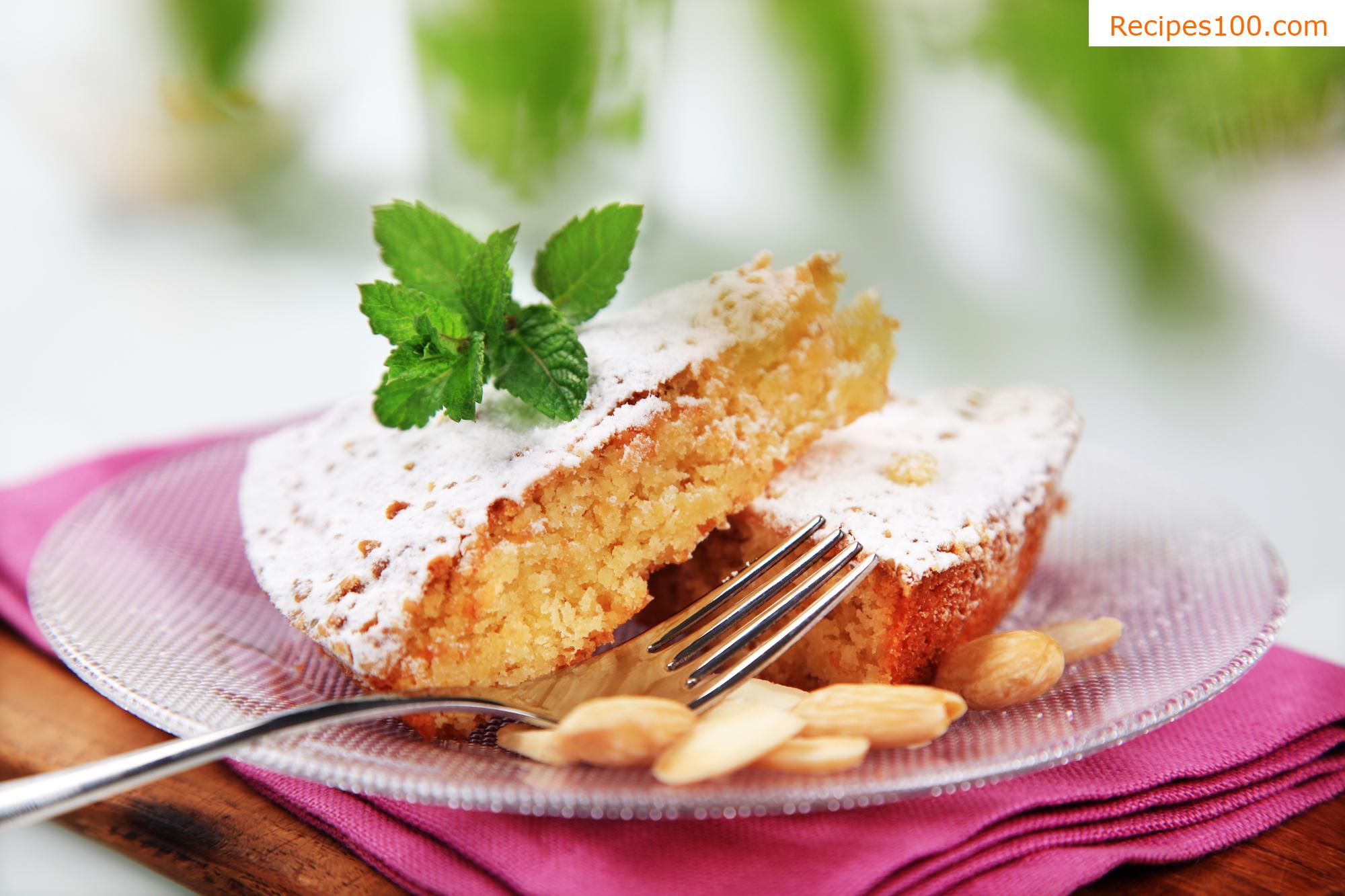 Fruit pie with almonds