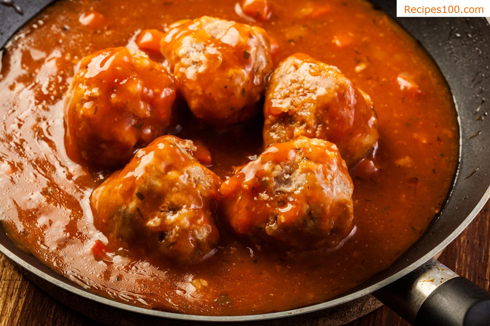 Grandma's meatballs in tomato sauce