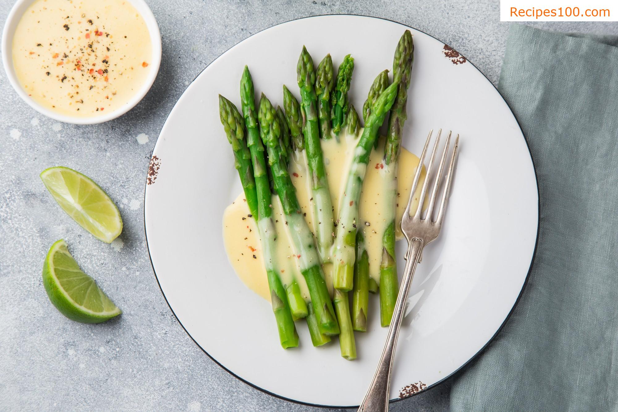 Green asparagus with hollandaise sauce