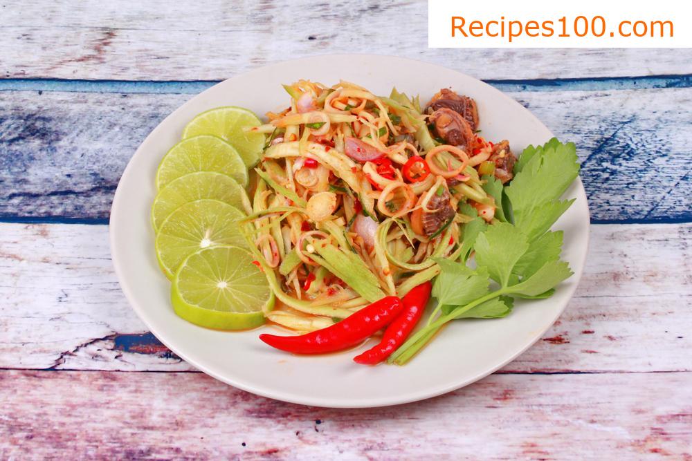Leafy salad with mango