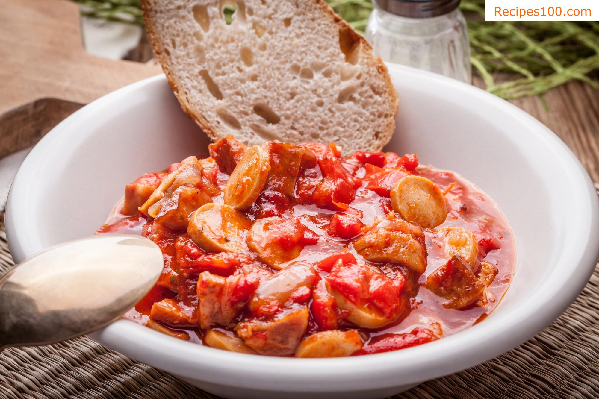 Lečo with sausage and lentils