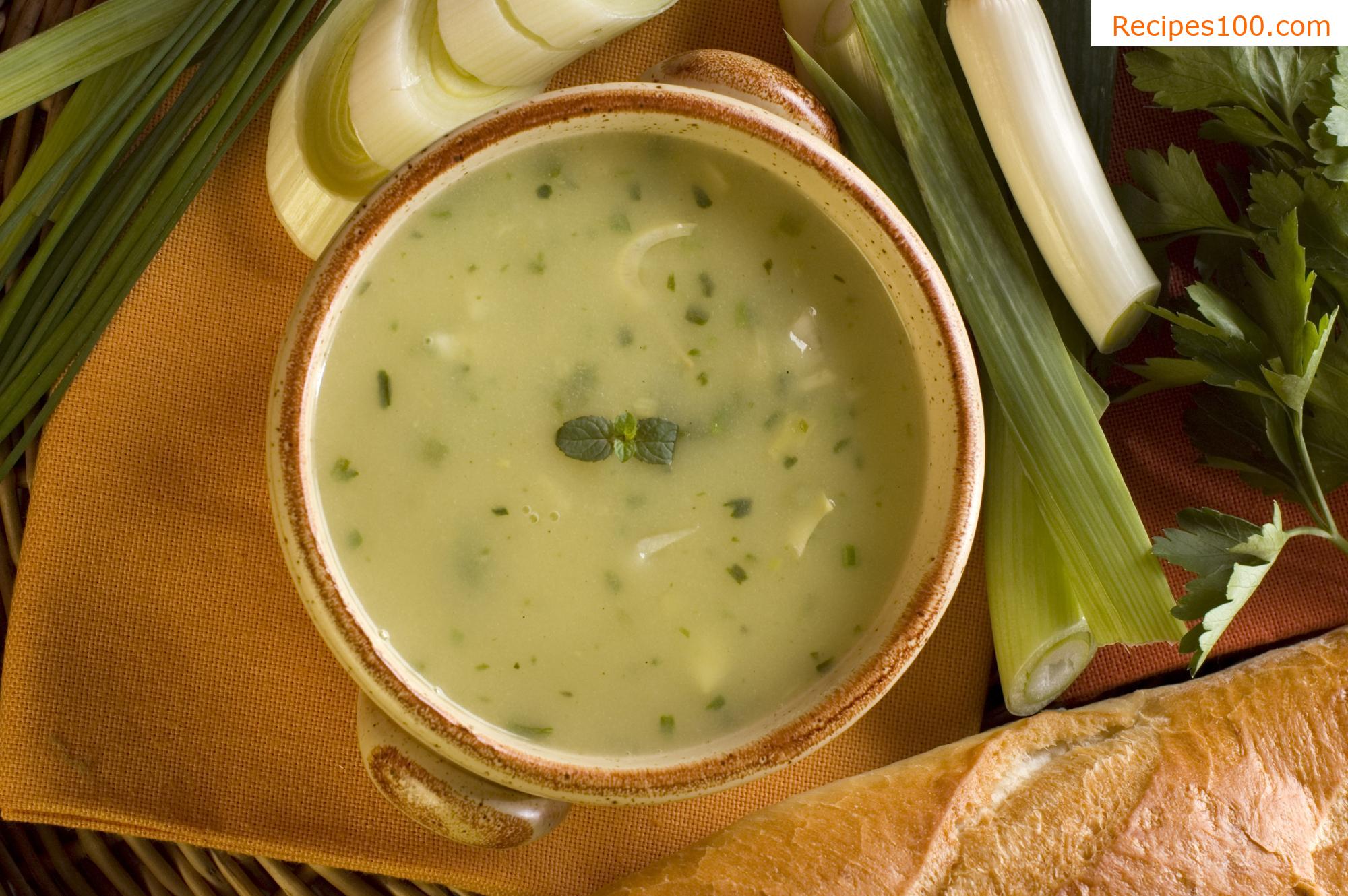 Leek soup with melted cheese