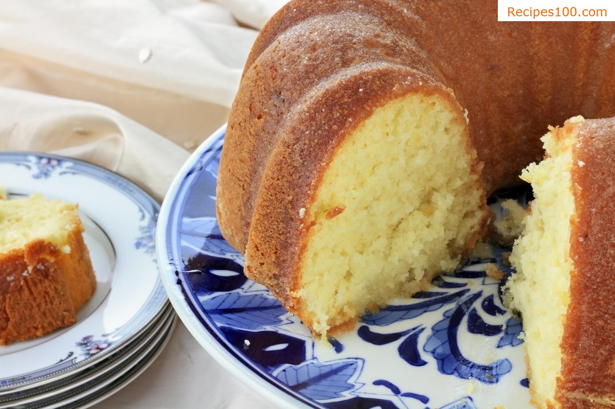 Lemon bundt cake with white yogurt