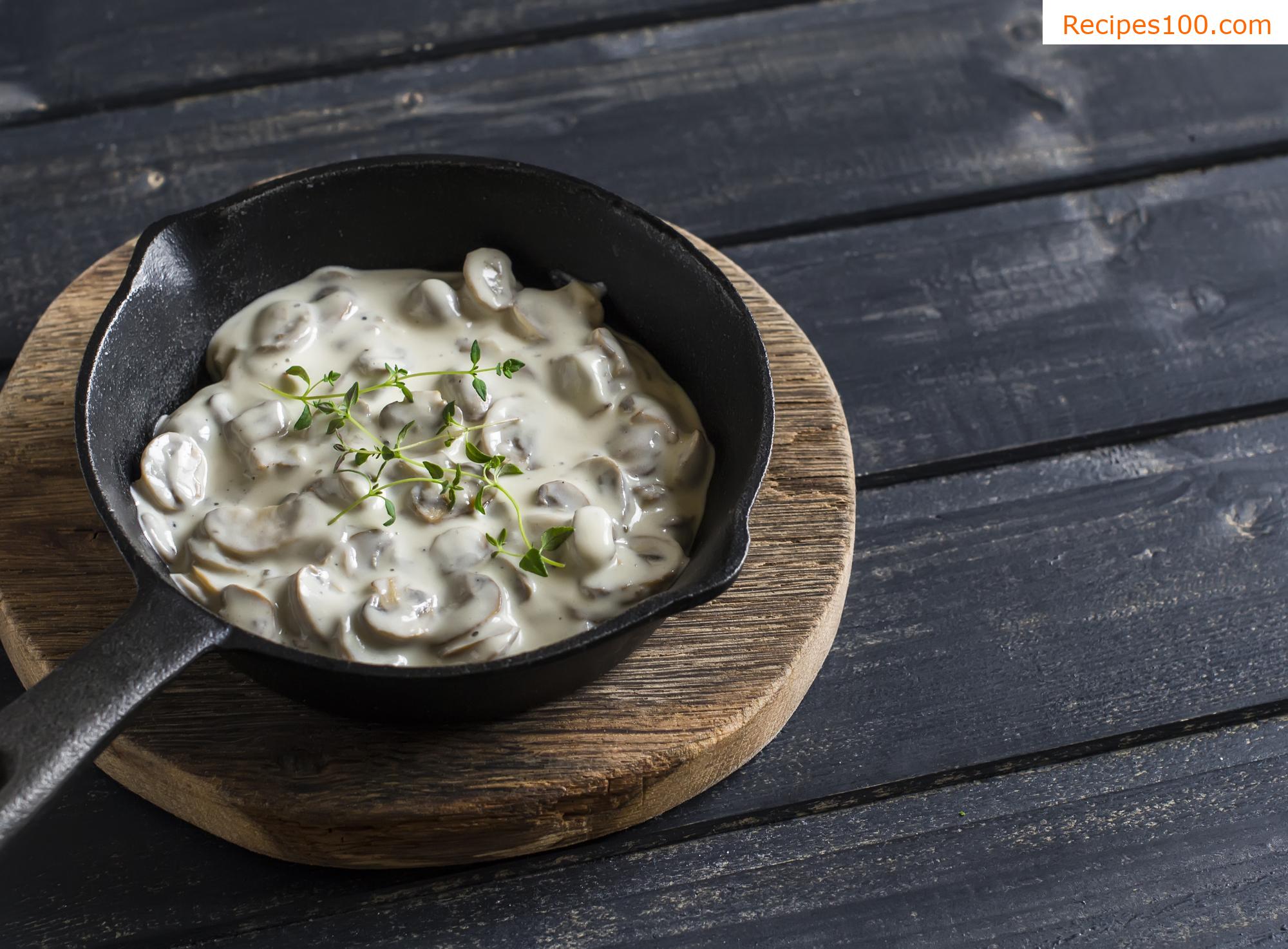 Mushroom sauce with sour cream