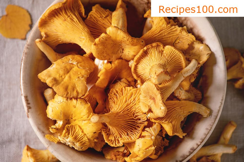Pasta with cream sauce and chanterelles