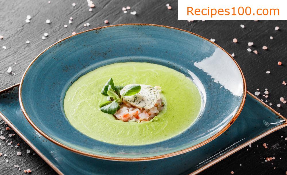 Pea cream with spiced croutons and bacon