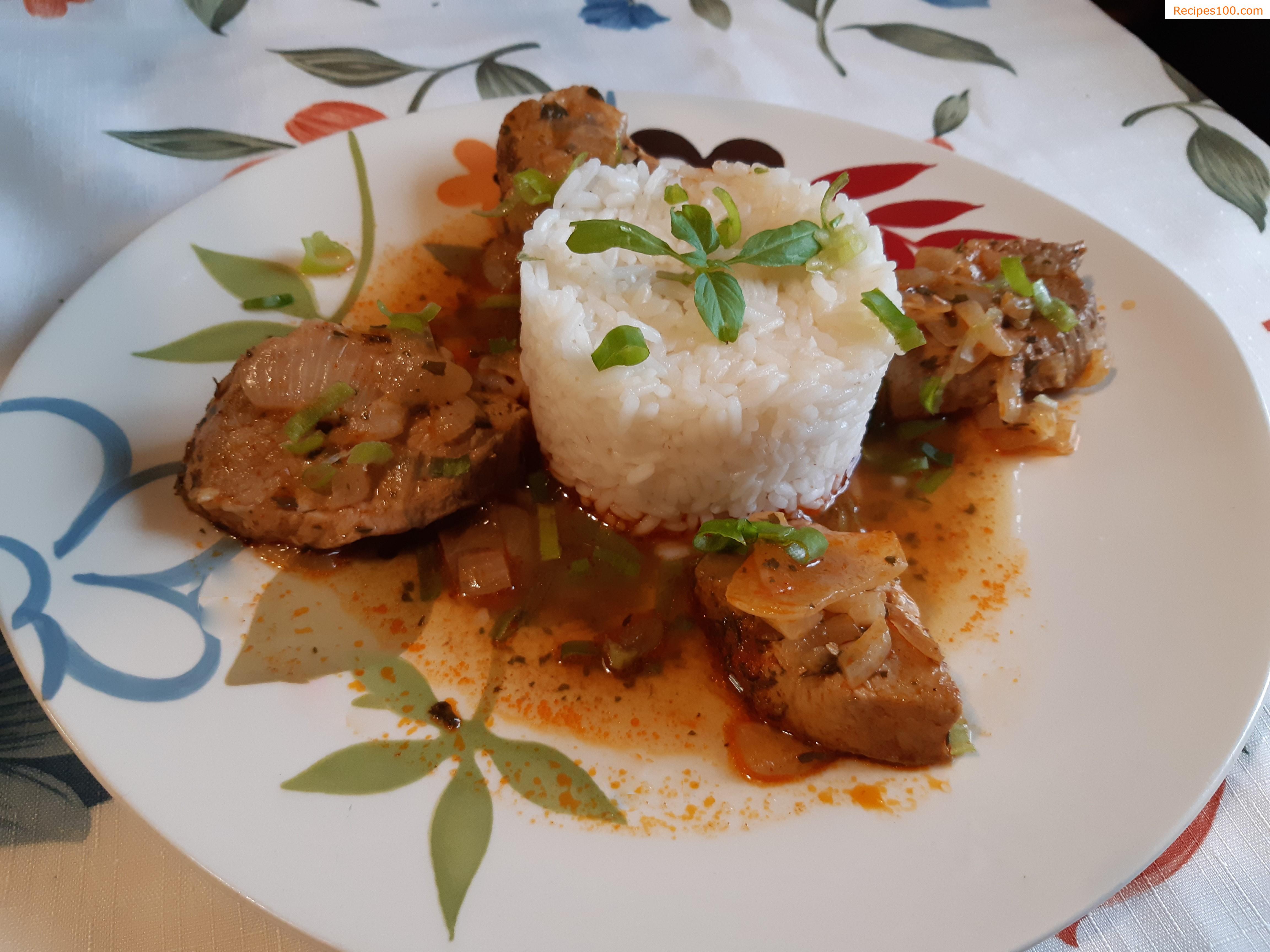 Pork medallions with spicy sauce and tomato rice