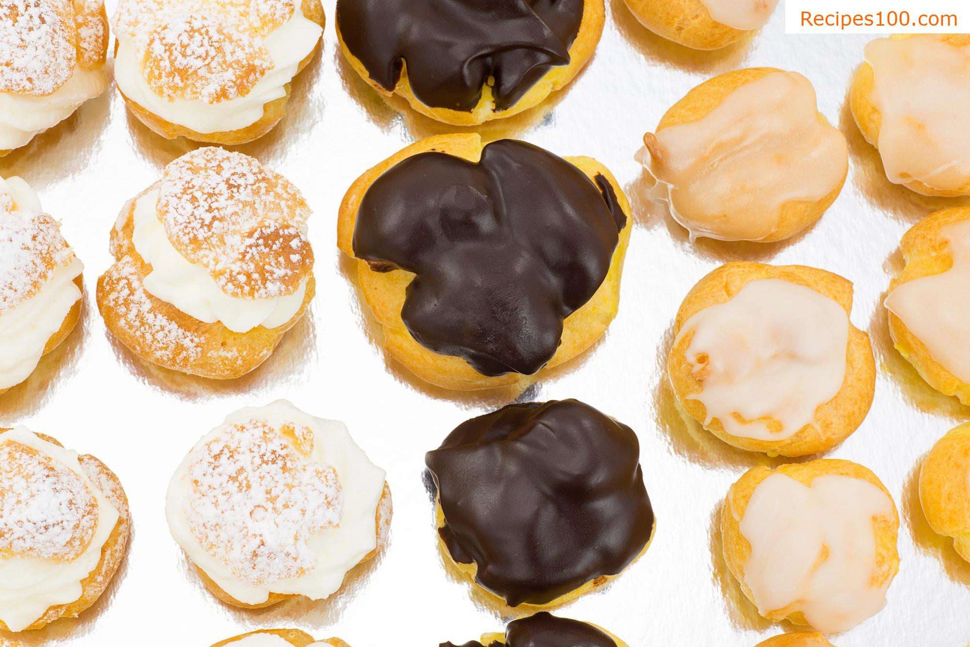 Puff pastry cakes with chocolate cream