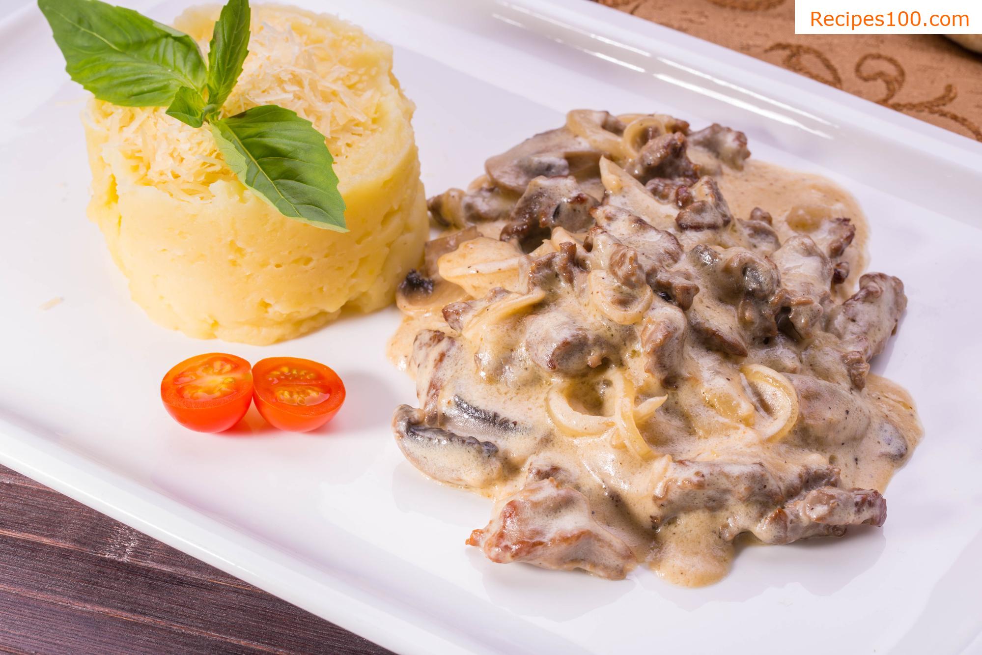 Ravioli filled with beef in cream sauce