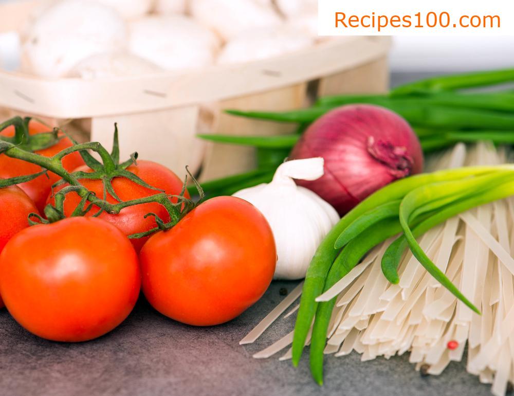 Rice noodles with tomato-tuna sauce