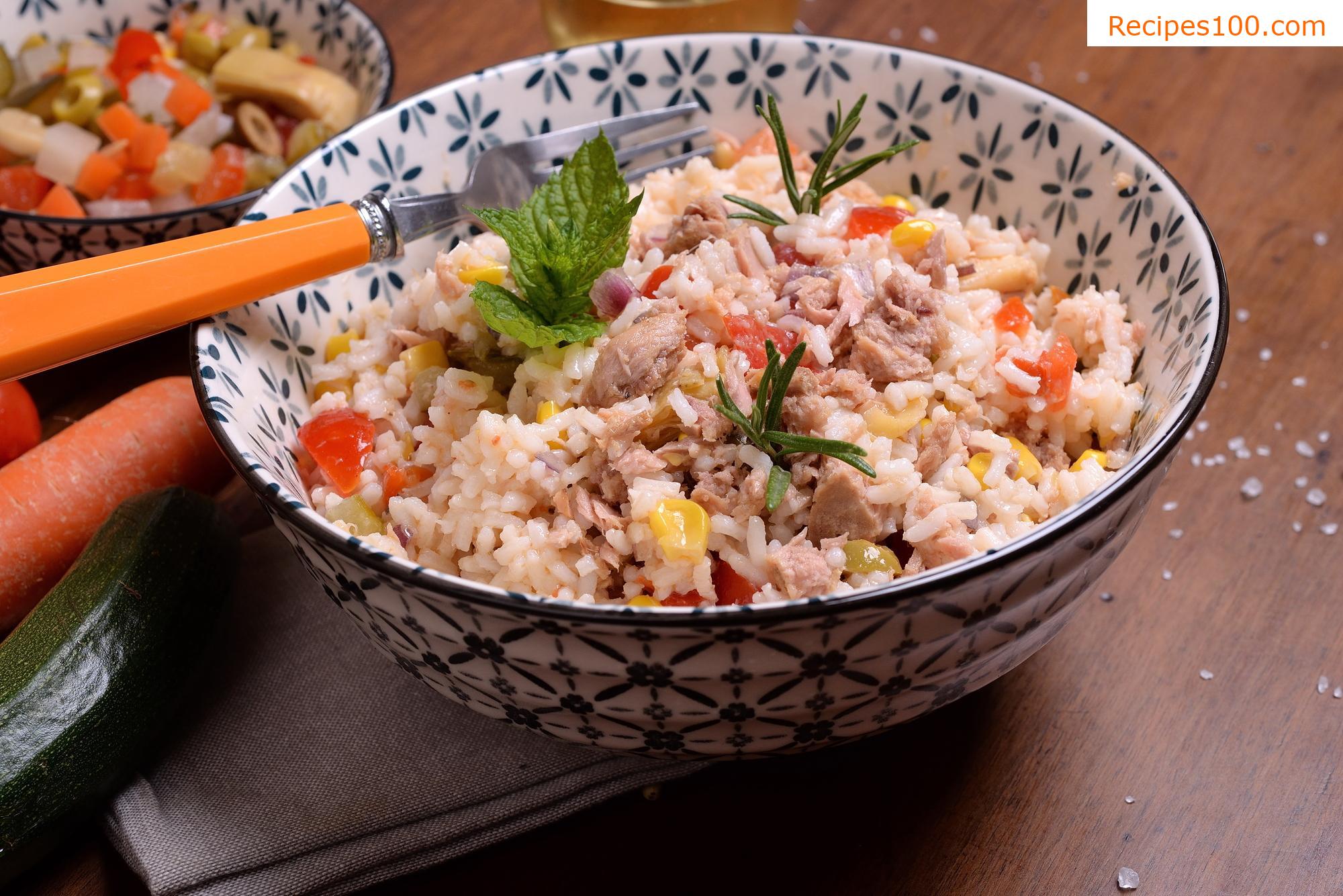 Rice salad with chicken pieces