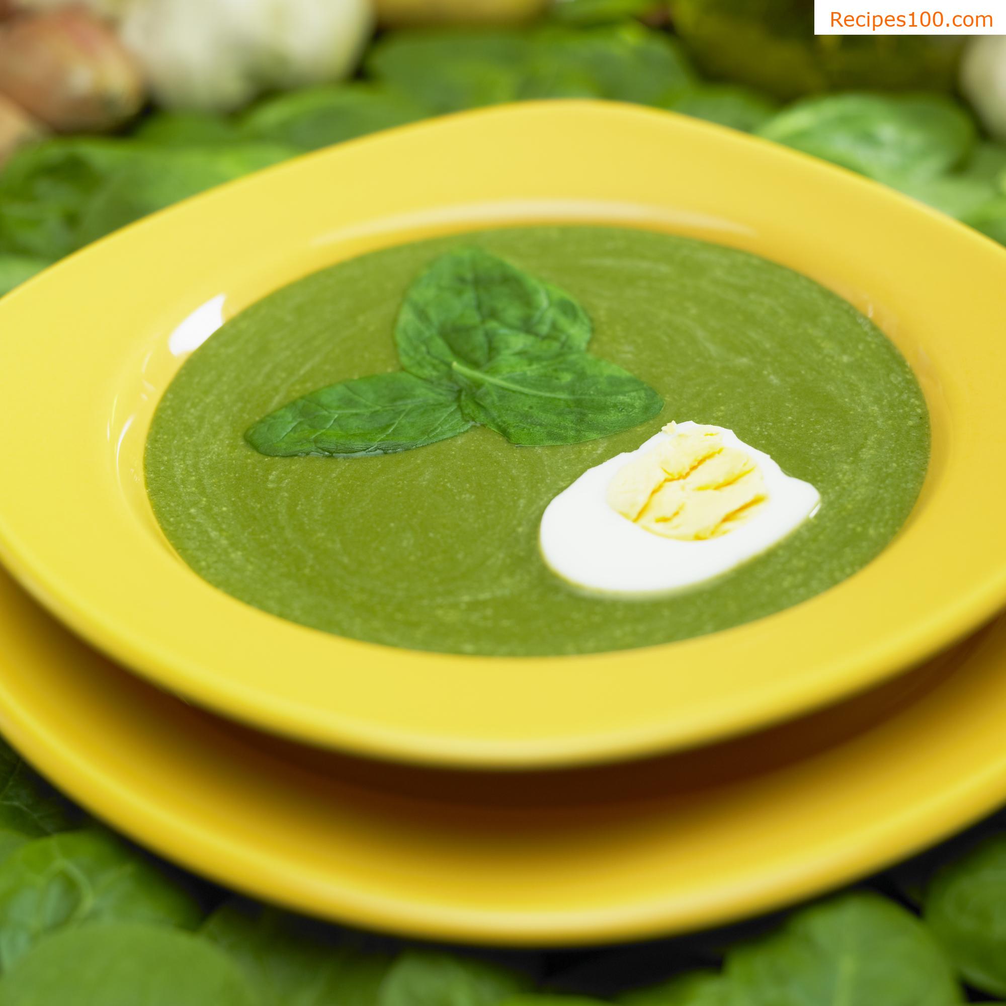 Spinach soup with cream and egg