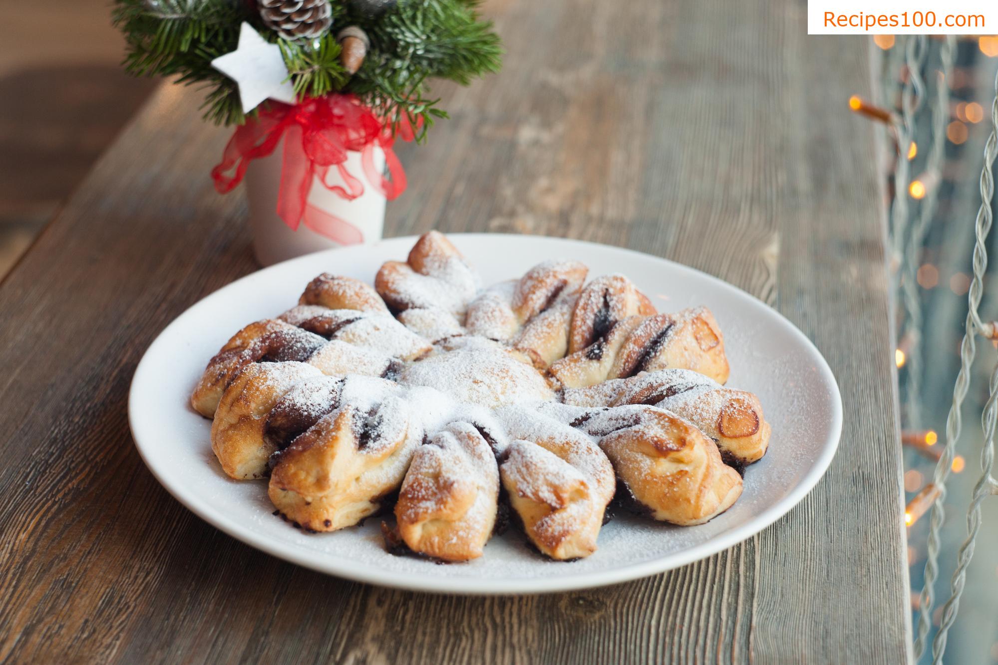 Walnut crescents with cream